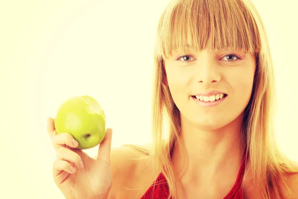 Молодая блондинка с зеленым яблоком — стоковое фото