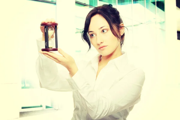 Affärskvinna med timglas — Stockfoto