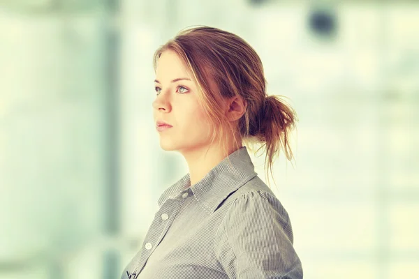 Portret van een jonge vrouw — Stockfoto