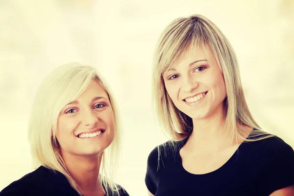 Portret van twee casual blanke vrouwen — Stockfoto