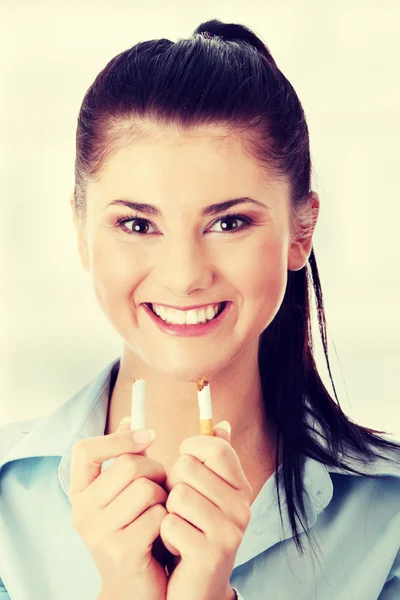 Žena lámání cigareta — Stock fotografie
