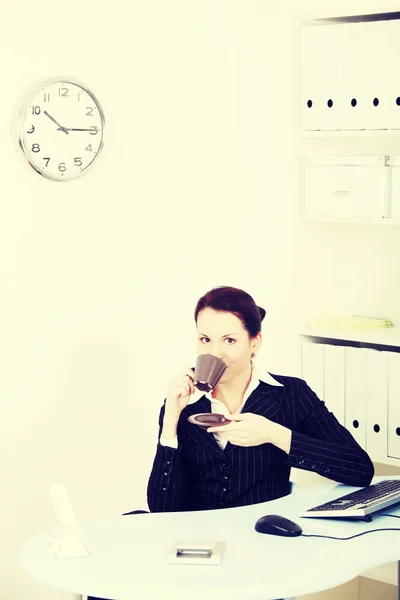 Zakenvrouw tijdens haar koffiepauze. — Stockfoto