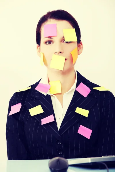 Geschäftsfrau mit Post-it-Zetteln am Körper. — Stockfoto