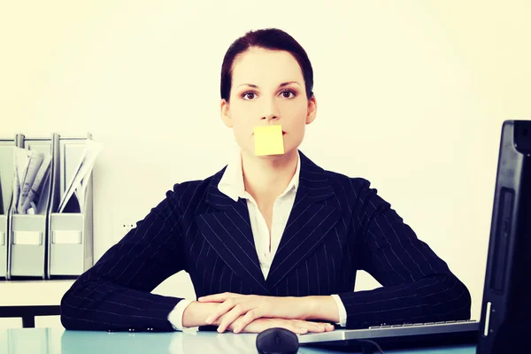 Geschäftsfrau mit Post-it-Zettel auf dem Mund. — Stockfoto