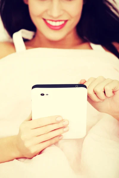 Mujer segura contando con una calculadora . — Foto de Stock