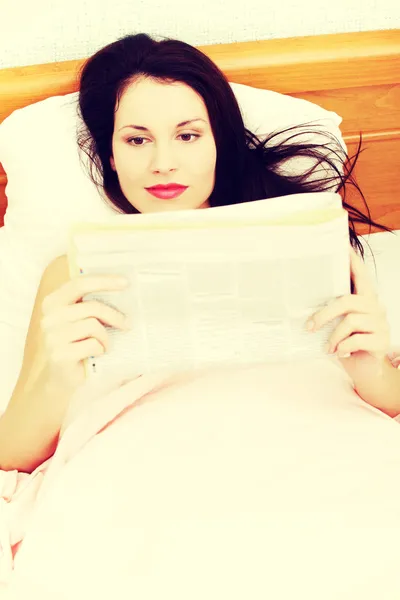 Vrouw die een krant lezen — Stockfoto