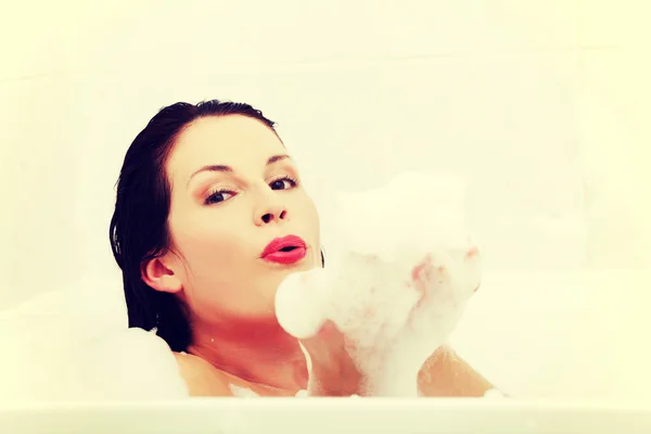 Vrouw ontspannen tijdens het bad. — Stockfoto