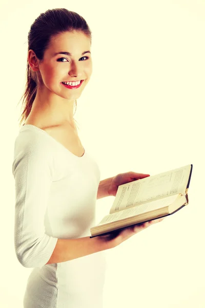 Vackra kvinnliga tonåring med en bibel. — Stockfoto