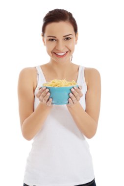 makarna bir kaseden yemek kadın.