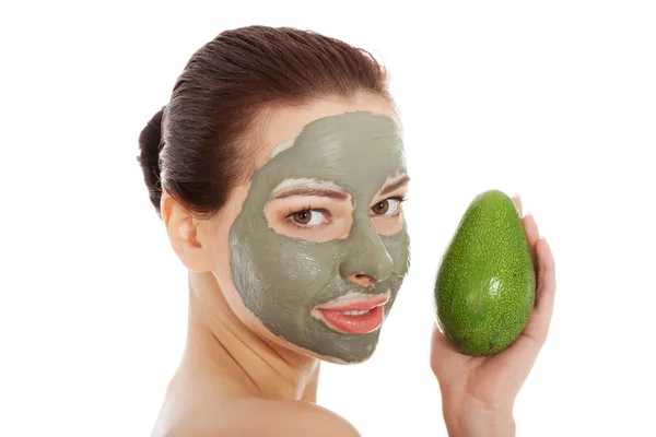 Wellness-Frau mit Gesichtsmaske und Avocado — Stockfoto