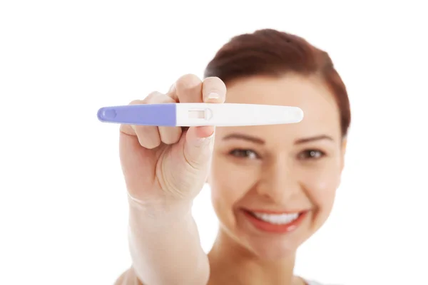 Šťastná žena s těhotenský test. — Stock fotografie