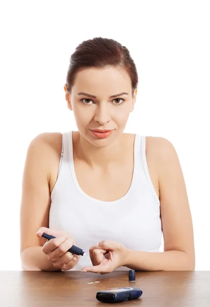 Mujer tomando prueba de nivel de azúcar — Foto de Stock