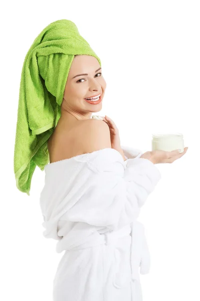 女人穿着浴袍奶油 — 图库照片