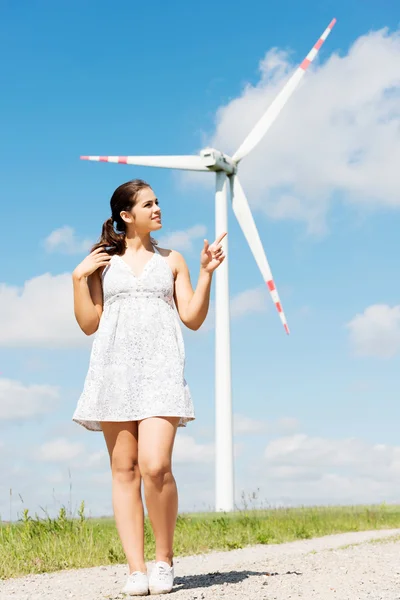 Счастливая девочка-подросток рядом с ветряной турбиной . — стоковое фото