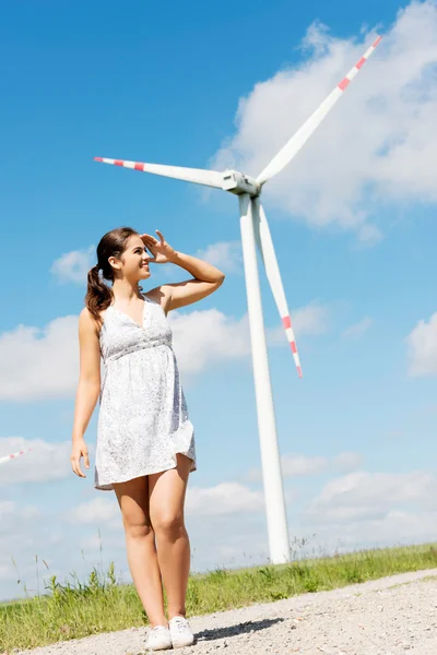 Joyeux adolescent fille à côté de éolienne . — Photo