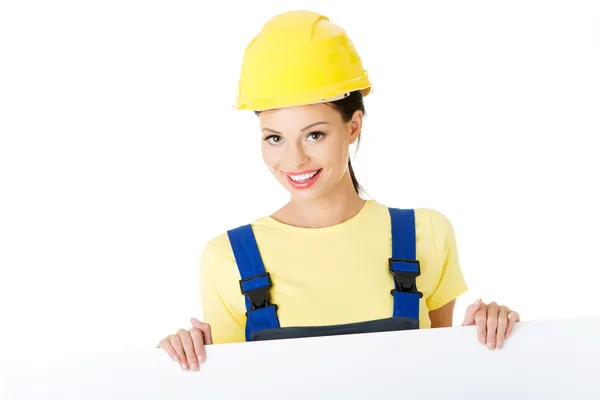 Trabalhador da construção mulher segurando placa em branco . — Fotografia de Stock