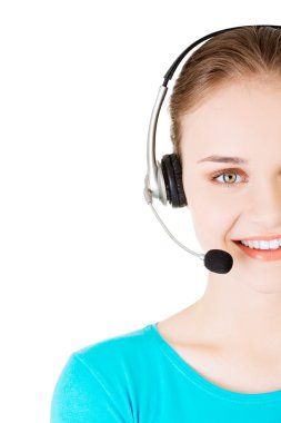 gülümseyen çağrı merkezi asistanı