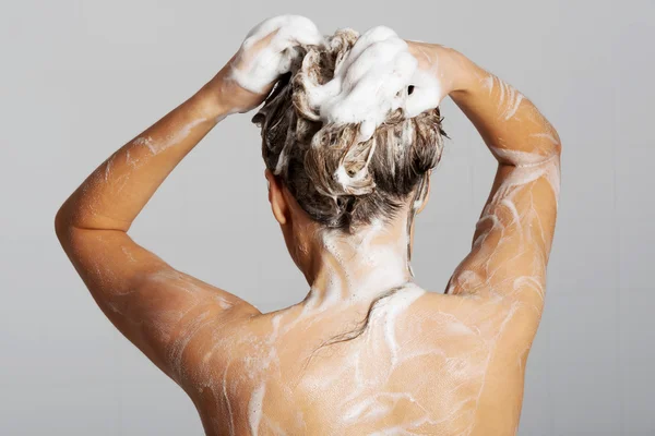 Vrouw die een douche neemt — Stockfoto