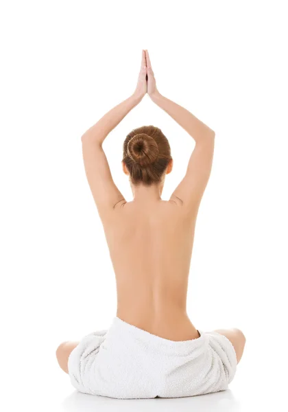 Naakte vrouw praktizerende yoga — Stockfoto
