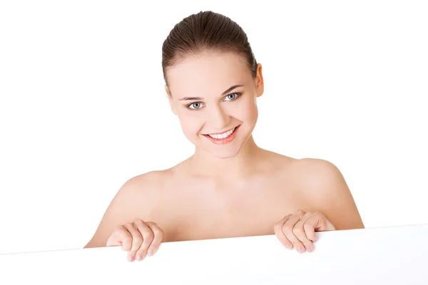 Mulher com pele perfeita segurando placa em branco — Fotografia de Stock