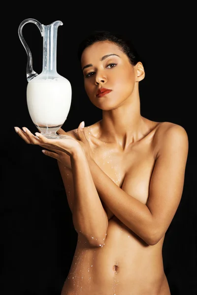 Femme nue avec du lait . — Photo