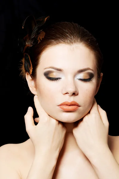 Hermosa mujer con maquillaje profesional marrón — Foto de Stock