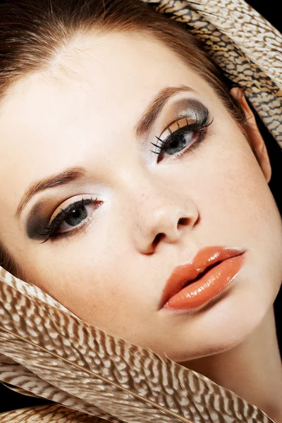 Belle femme avec maquillage professionnel marron — Photo