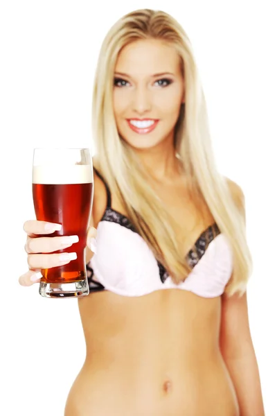 Vrouw bedrijf glas bier — Stockfoto