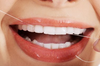 diş ipi ile kadın.