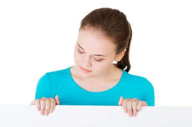 Boş tahtası olan mutlu kadın