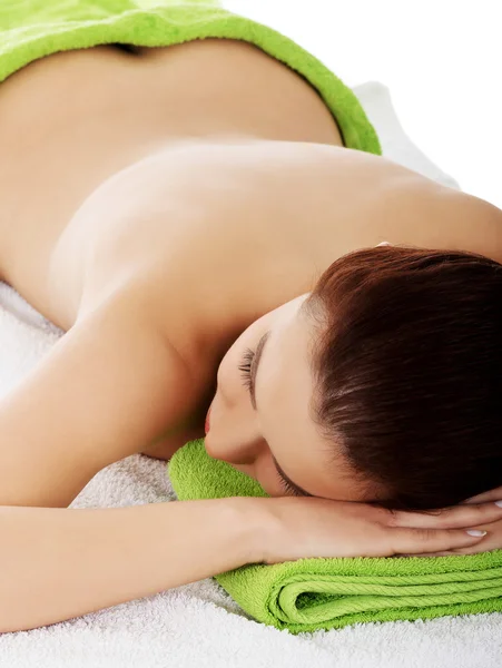 Mujer acostada en el salón de spa . — Foto de Stock