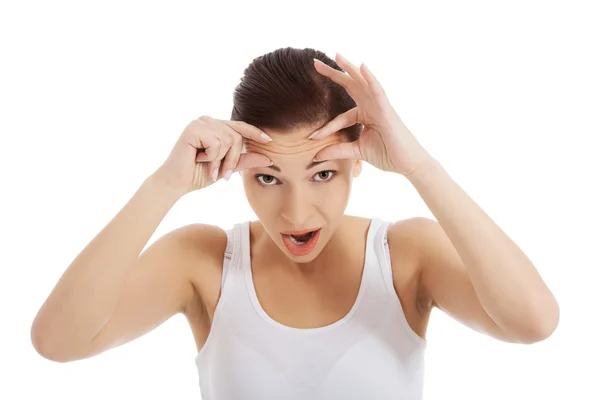 Vrouw haar rimpels controleren — Stockfoto