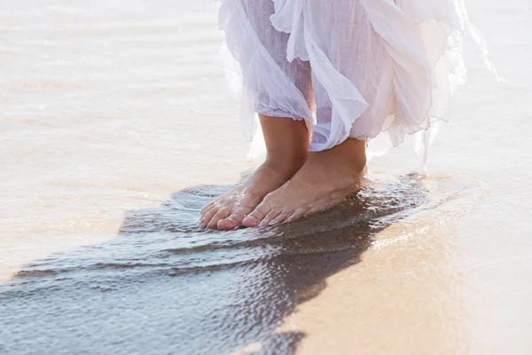 Sahilde kadın bacakları — Stok fotoğraf
