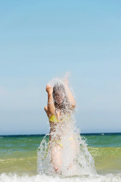 ผู้หญิงเล่นบนชายหาด — ภาพถ่ายสต็อก