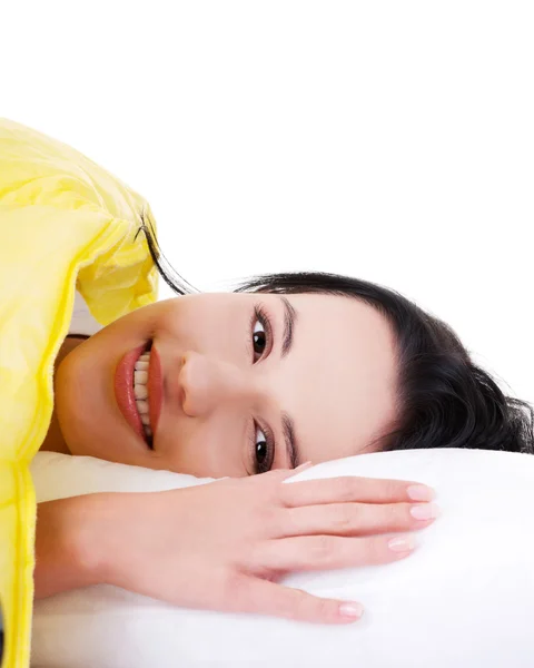 Mujer sensual feliz tumbado en la cama — Stockfoto