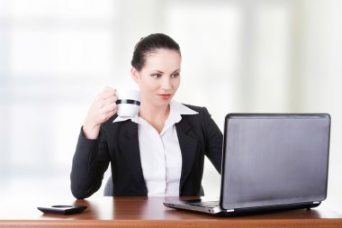 İş kadını Laptop 'ta çalışıyor