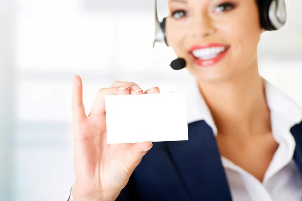 Representante de atendimento ao cliente segurando um cartão em branco . — Fotografia de Stock