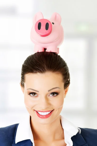 Счастливая деловая женщина со своими сбережениями — стоковое фото