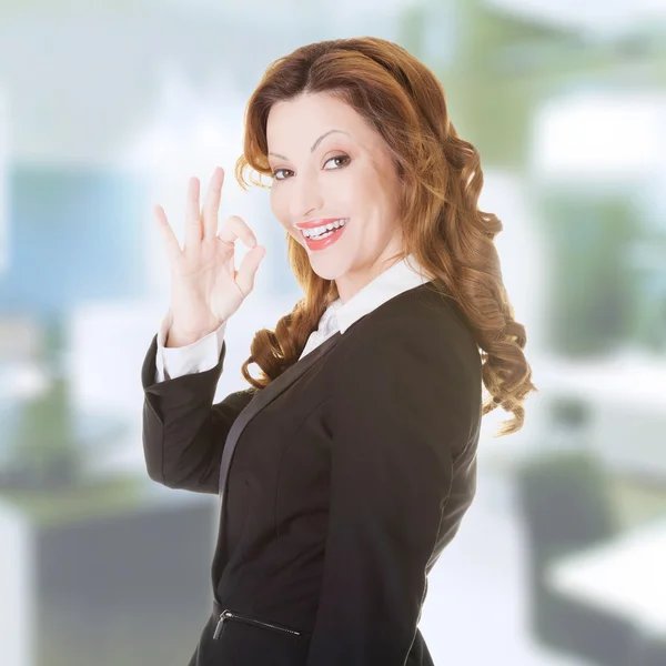 Mujer de negocios con gesto perfecto —  Fotos de Stock