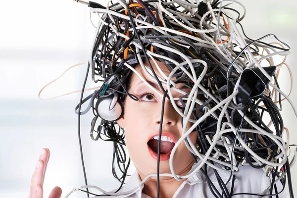 Неприємна бізнес-леді з кабелями на голові — стокове фото