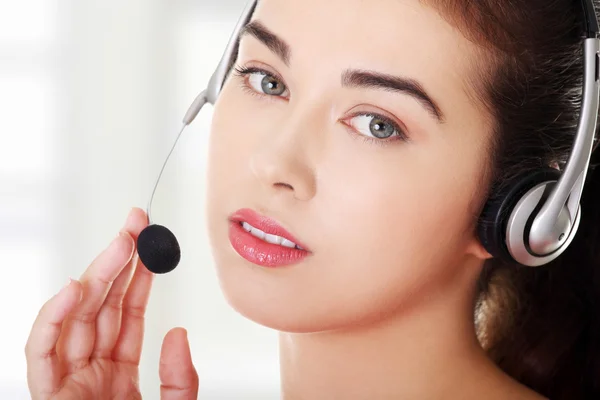 Mujer del centro de llamadas con auriculares . — Foto de Stock