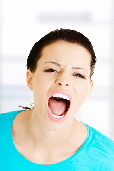 Jovem mulher gritando com raiva — Fotografia de Stock