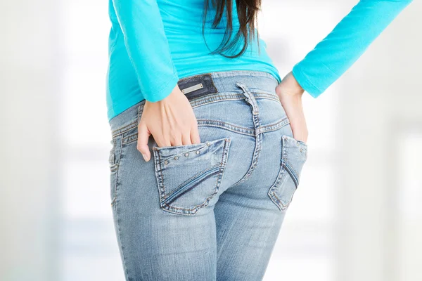 Подходит женской заднице в джинсах — стоковое фото