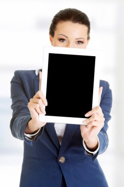 tablet bilgisayar kullanarak iş kadını