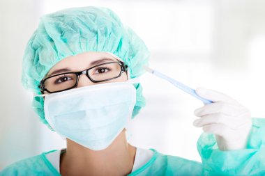 kadın doktor veya hemşire holding neşter