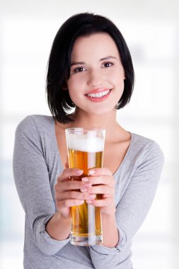 bira ile güzel bir genç kadın