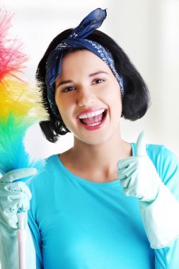 mutlu temizlikçi kadın 