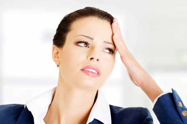 La mujer de negocios tiene dolor de cabeza. . —  Fotos de Stock