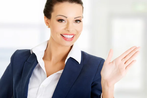 Businesswoman fare scegliere con il suo palmo — Foto Stock