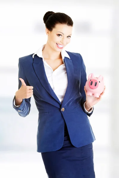 Mulher de negócios feliz com suas economias — Fotografia de Stock